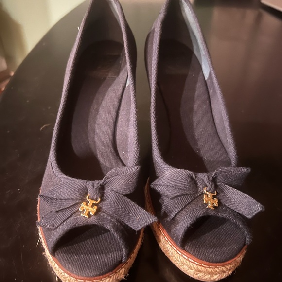 Tory Burch Black Wedge Shoes with Bow Accent - Picture 3 of 8